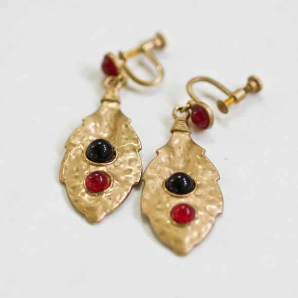 Unique 80's Vintage Black/Red Stone Hammered Clip On Earrings - Picture 5 of 6